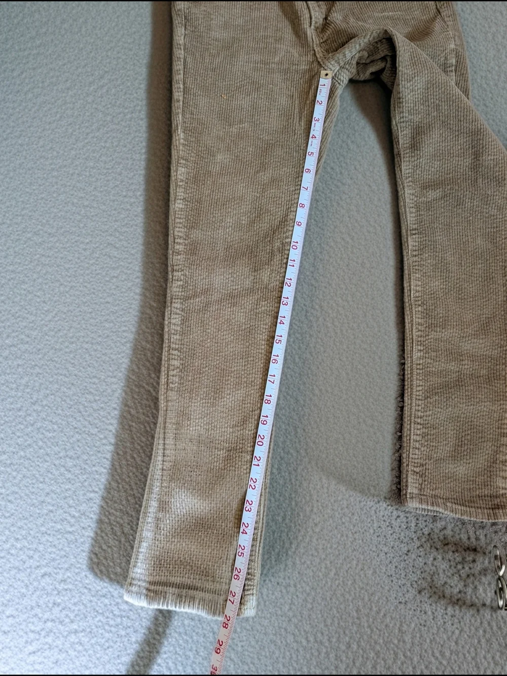 Levi's Women's skinny-fit fine-wale corduroy trousers. Size 28x30